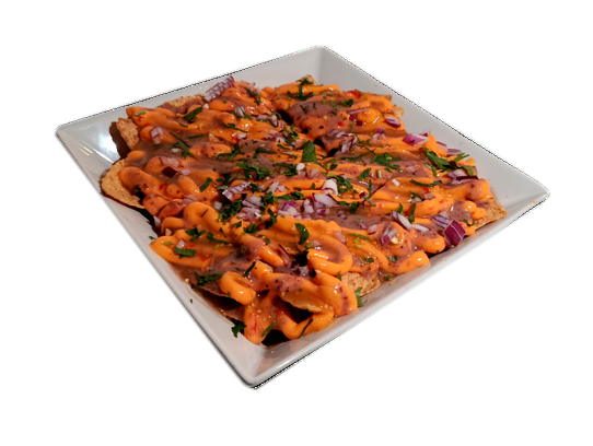 Nachos Salseros en Takeria Olmeka con queso fundido, salsas y toppings tradicionales mejicanos.